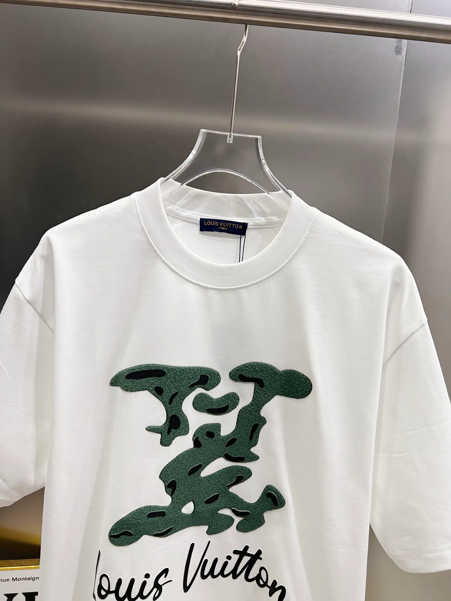 🅿️190 1v Louis* 2025 autumn and winter new style, classic big V letter three-dimensional craft design, high-end version! Highly breathable and comfortable, customized double-yarn plain cotton fabric. Short-sleeved T-shirt. Same style for men and women. Sizes S M L XL XXL Five sizes black white Angora red